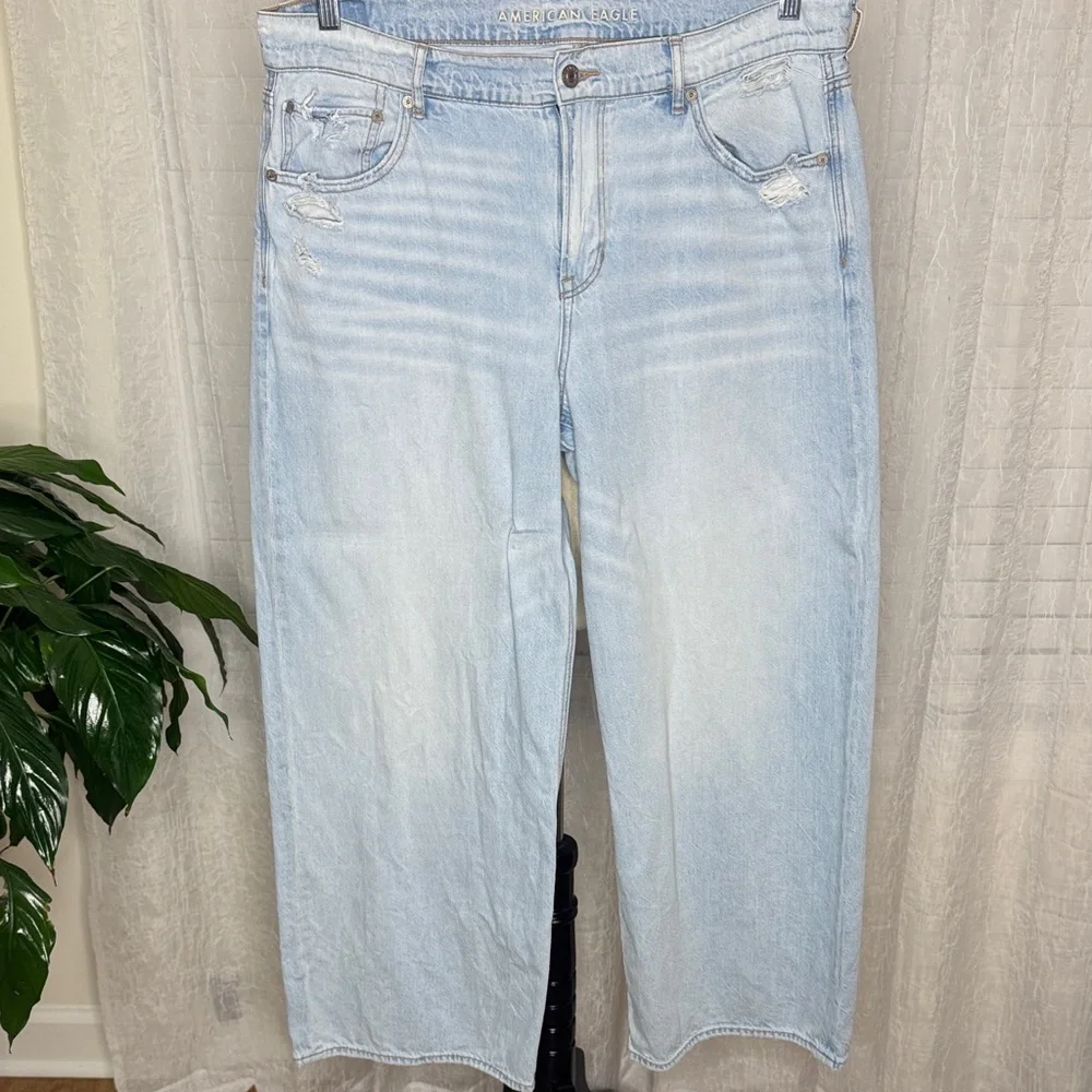 American Eagle Outfitters Light Wash Wide Leg Jeans - Picture 1 of 9